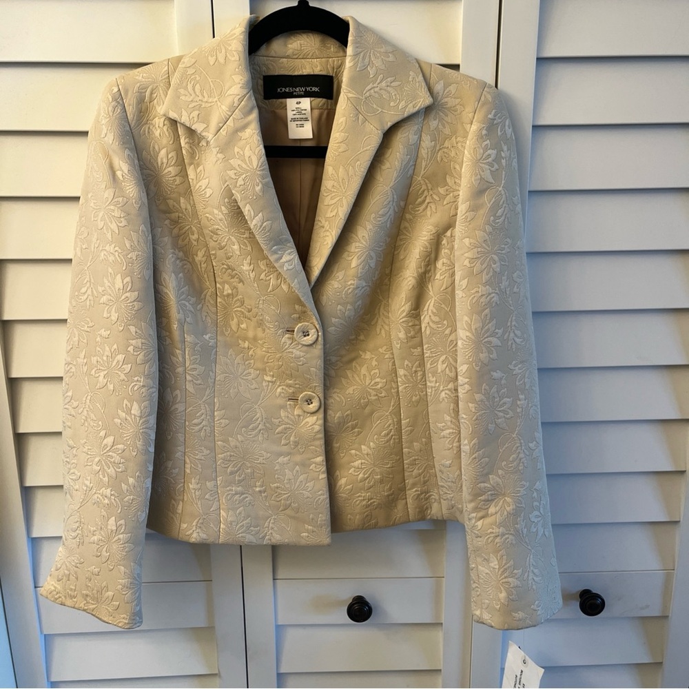 Jones New York Women's Beige Floral brocade Blazer